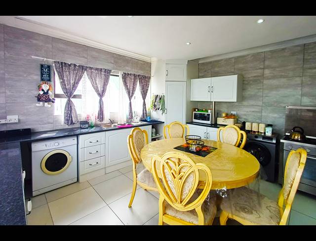 7 BEDROOM FREESTANDING FOR SALE IN KLEINMOND CENTRAL